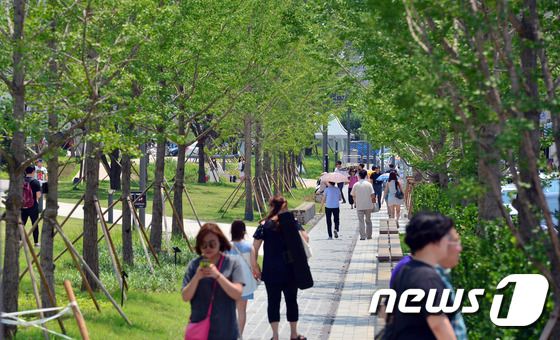 (서울=뉴스1) 김명섭 기자 = 경의선 폐철길 2단계구간이 시민들에게 개방돼 휴일인 28일 서울 연남동 구간에서 시민들이 산책을 하고 있다. 연남동 구간은 홍대입구역 3번출구로 나 …