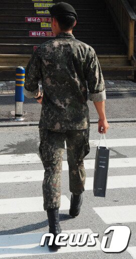 본문 이미지 - 28일 원주 시외버스터미널에서 휴가나온 장병이 길을 걷고 있다. 2015.06.28/뉴스1 ⓒ News1 정진욱 기자