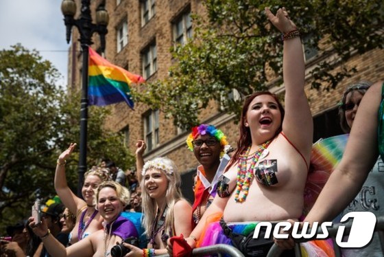 (샌프란시스코 AFP=뉴스1) 이기창 = 토플리스 차림의 여성들이 28일(현지시간) 미국 샌프란시스코에서 진행되고 있는 '동성애 축하행진(Gay Pride Parade)'에 참가한 …