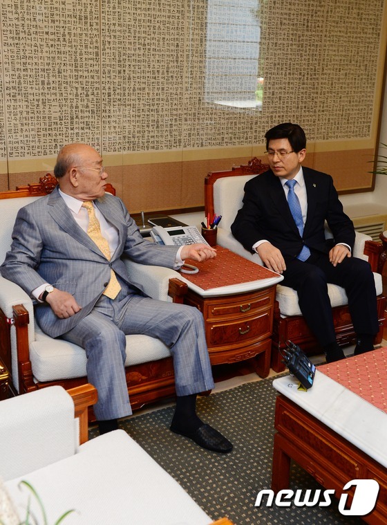 (서울=뉴스1) 양동욱 기자 = 황교안 신임 국무총리가 29일 오전 서울 서대문구 연희동 전두환 전 대통령 자택을 찾아 전 전 대통령과 환담 나누고 있다. 2015.6.29/뉴스1 …