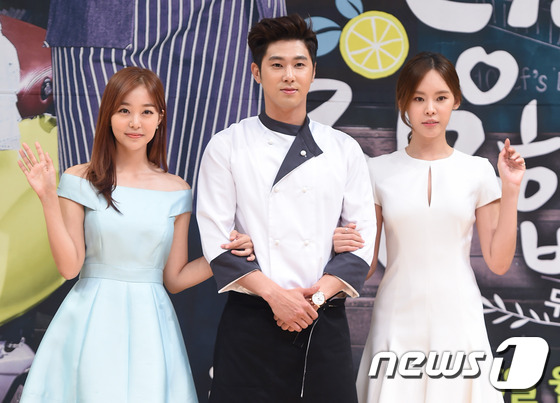 (서울=뉴스1스포츠) 권현진 기자 = 현 여친 김가은, 전 여친 구재이 두 명 다 좋아요!배우 김가은, 유노윤호, 구재이(왼쪽부터)가 29일 오전 서울 목동 SBS에서 열린 SBS …