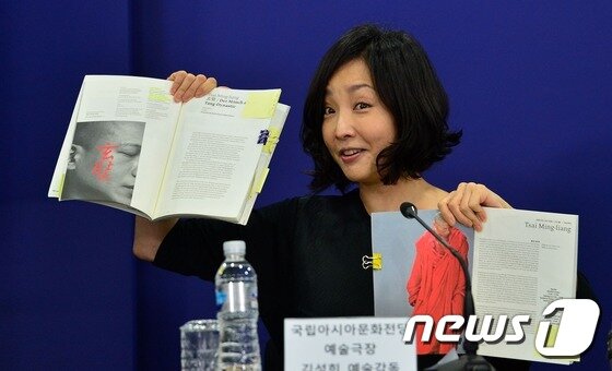 본문 이미지 - 국립아시아문화전당 예술극장 김성희 예술감독이 29일 오전 서울 중구 프레스센터 외신지원센터에서 열린 국립아시아문화전당 예술극장 개관 기자간담회에서 9월 개관축제를 앞두고 예술극장의 비전과 역활 및 주요 개관 프로그램을 소개하고 있다. 2015.6.29/뉴스1 ⓒ News1 손형주 기자