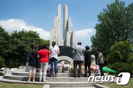 본문 이미지 -  서울 양재동 양재시민의 숲에 위치한 삼풍백화점 참사 위령탑에서 열린 제20주기 삼풍백화점 참사 추모제에 참석한 유가족들이 헌화 후 눈물을 훔치고 있다. 건국이래 최악의 참사라 불리고 있는 삼풍백화점 붕괴 사고는 1995년 6월 29일 발생 했으며 502명이 사망했고, 6명이 실종됐다. 2015.6.29/뉴스1 ⓒ News1 유승관 기자