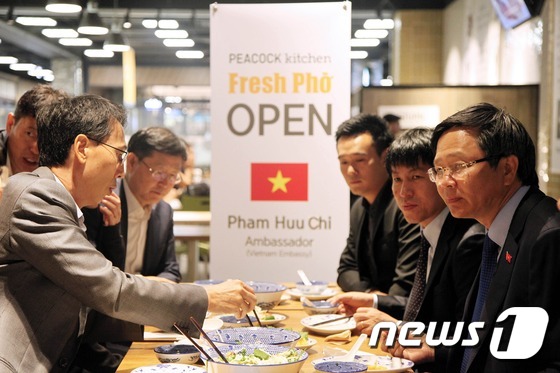 (서울=뉴스1) 조희연 기자 = 29일 오후 경기도 고양시 일산 이마트타운 내 피코크 키친에서 베트남 전문식당인 프레쉬 포(Fresh Pho) 오픈기념 행사가 열린 가운데 팜후찌 …