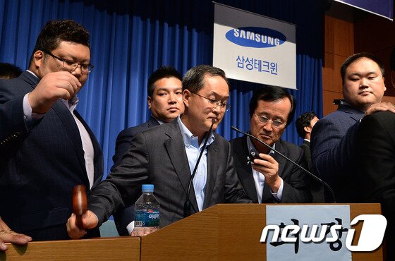 본문 이미지 - 김철교 삼성테크윈 대표이사 사장(가운데)이 29일 오후 경기 성남상공회의소에서 열린 삼성테크윈 임시주주총회에서 노조원들의 격렬한 반대 속에 사명을 한화테크윈으로 변경하는 안을 의결하고 있다. 삼성테크윈은 8시간여에 걸친 노사 대치 끝에 '한화테크윈'으로 사명을 변경을 의결하게 되면서 탈레스 등 방산부문 계열사는 공식적으로 한화그룹에 편입됐다. 2015.6.29/뉴스1 ⓒ News1 신웅수 기자