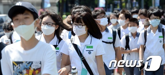 3일 오전 체험학습을 나온 중학생들이 마스크를 쓰고 서울 광화문광장을 지나가고 있다. 이날 교육부 발표에 따르면 메르스 확산으로 209개 학교가 휴업에 들어갔다. 2015.6.3/뉴스1 © News1 신웅수 기자