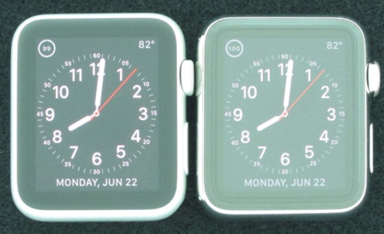 이온X 글래스가 사용된 애플워치 스포츠(왼쪽)와 사파이어 글래스가 사용된 애플워치. 자연광 아래 애플워치의 디스플레이가 더 뿌옇게 보인다.  © 디스플레이메이트