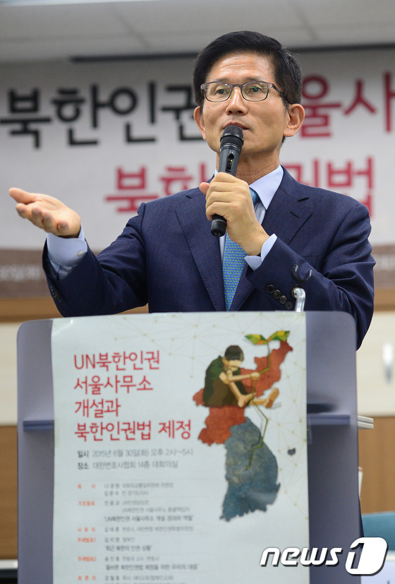 (서울=뉴스1) 민경석 기자 = 김문수 전 경기도지사가 30일 오후 서울 강남구 테헤란로 대한변호사협회 대회의실에서 열린 'UN 북한인권 서울사무소 개설과 북한인권법 제정'세미나에 …