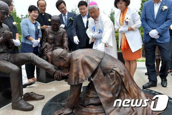 본문 이미지 - 30일 오전 대전월드컵경기장 서문 광장 프란치스코교황 방문 기념 축복식에서 권선택 대전시장을 비롯해 김인식 대전시의회 의장, 유흥식 천주교 대전교구라자로 주교, 김경란 마리아 작가 등 관계자들이 프란치스코 교황 동상을 살펴보고 있다. 2015.6.30/뉴스1 ⓒ News1 신성룡 기자