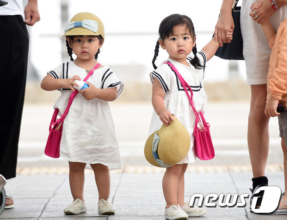 (인천공항=뉴스1스포츠) 권현진 기자 = 더 예뻐진 꼬꼬마 아가씨.라희, 라율이 30일 오후 아빠 임효성, 엄마 슈와 함께 인천공항을 통해 세부로 여행을 떠나고 있다. 이날 슈는 …
