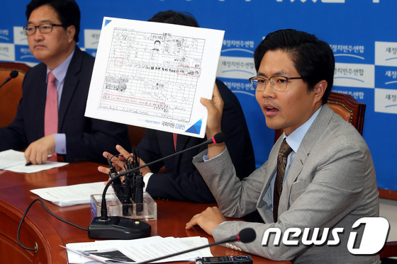 (서울=뉴스1) 이광호 기자 = 새정치민주연합 김광진 의원이 4일 오전 서울 여의도 국회에서 열린 황교안 국무총리 후보자 인사청문특위 회의에서 '만성 담마진'으로 군 면제를 받은 …