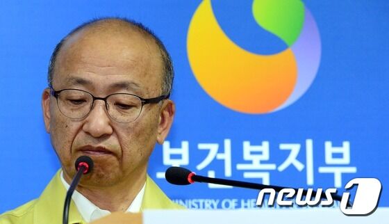 문형표 보건복지부 장관이 5일 정부세종청사 보건복지부 공용브리핑실에서 서울시의 메르스 대응 브리핑에 대한 보건복지부의 입장 및 의료기관 내 접촉자 관련 조치 계획 발표 중 생각에 잠겨 있다. 2015.6.5/뉴스1 © News1 장수영 기자