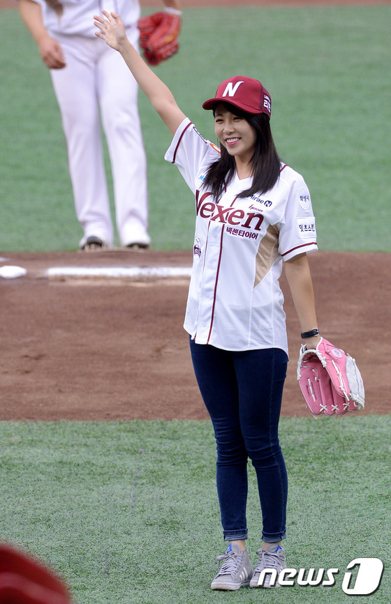 (서울=뉴스1) 이동원 기자 = 걸그룹 ‘타히티’의 민재(24.시구)와 아리(21.시타)가 5일 오후 서울 목동야구장에서 열린 '2015 타이어뱅크 KBO 프로야구' 넥센히어로즈와 …