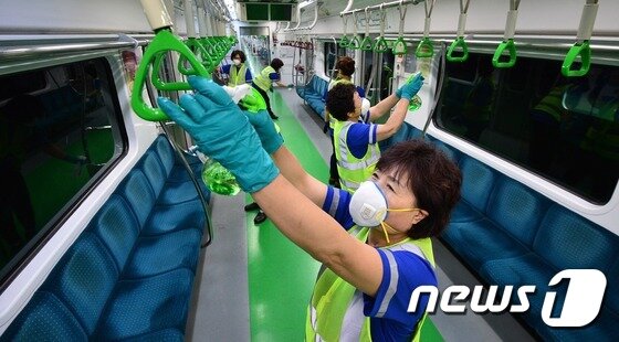 본문 이미지 - 중동호흡기증후군(메르스)이 확산되면서 불안감이 커진 가운데 5일 서울 양천구 신정차량기지에서 서울메트로환경 근로자들이 2호선 전동차 내부 손잡이, 봉 등에 살균제를 분무하고 닦는 등 알콜 살균 작업을 하고 있다. 서울시는 지하철의 경우 많은 시민이 이용하는 만큼 승객들의 메르스 바이러스에 대한 불안을 해소하고 혹시 모를 감염 등의 상황을 예방하기 위해 지하철 시설물 방역을 강화하기로 이날 밝혔다. 2015.6.5/뉴스1 ⓒ News1 박지혜 기자