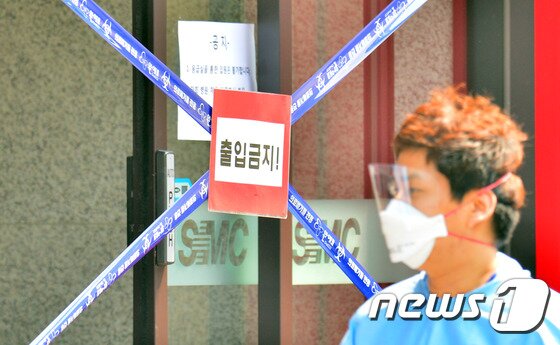 본문 이미지 - 6일 서울 D병원 응급실앞에서 마스크를 착용한 의료진이 이동하고 있다. 이 병원에서는 메르스3차 감염환자가 7명이나 발생했다. 2015.6.6/뉴스1 ⓒ News1 김명섭 기자