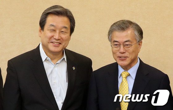 본문 이미지 - 김무성 새누리당 대표와 문재인 새정치민주연합 대표가 중동호흡기증후군(메르스·MERS) 감염 확산 사태에 대한 정치권의 공동 대응을 논의하기 위해 2015년 6월 7일 오전 서울 여의도 국회 귀빈식당에서 회동을 갖고 있다.2015.6.7/뉴스1 ⓒ News1 이광호 기자