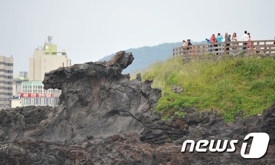 (제주=뉴스1) 현봉철 기자 = 정부가 메르스 사태 조기 종식을 위한 대책을 발표한 7일 제주특별자치도 제주시의 대표적 관광지인 용두암 일대가 한산한 모습이다.이날 제주시 용두암에 …