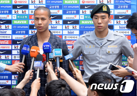 (파주=뉴스1) 이동원 기자 = 오는 16일 미얀마와의 2018 러시아 월드컵 아시아지역 2차 예선 첫 경기를 앞두고 이정협(상주상무.왼쪽)과 강수일(제주유나이티드)가 8일 오전 …