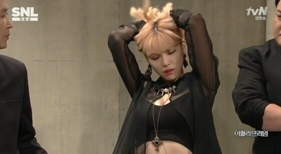 본문 이미지 - 전효성이 섹시함을 부각하는 연기를 선보였다. ⓒ News1스포츠 / tvN &acute;SNL 코리아6&acute; 캡처