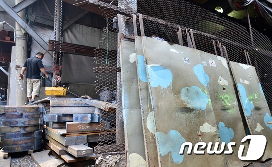 (서울=뉴스1) 박지혜 기자 = 8일 오후 서울 영등포구 문래동 철강단지에 예술인들의 그림이 그려져 있다. 이곳은 서울의 대표적 철공소 밀집지에서 창작예술촌으로 변신하고 있다. 창 …