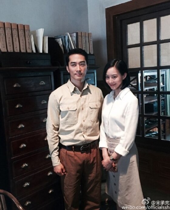 본문 이미지 - 배우 송승헌이 대만 여배우 장균녕과 함께 찍은 사진을 공개했다.ⓒ News1스포츠/ 송승헌 웨이보