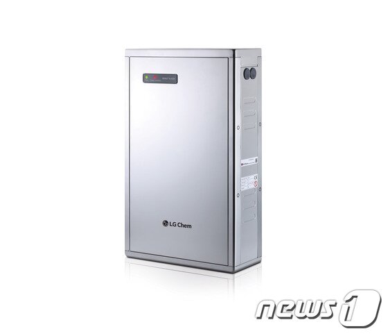 본문 이미지 -  LG화학은 최근 개발한 가정용 ESS 신제품 'RESU 6.4 EX'를 이달부터 유럽과 호주 시장에 동시 출시한다. ⓒ News1