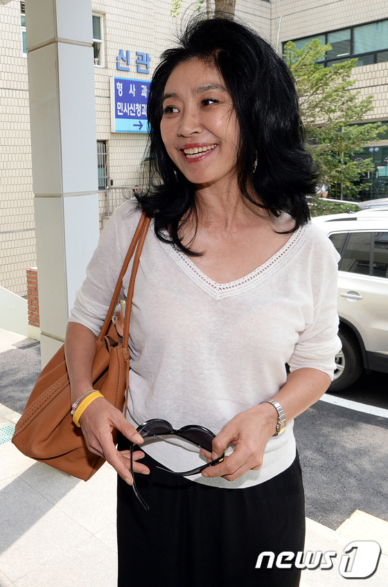 (서울=뉴스1) 신웅수 기자 = 배우 김부선이 9일 오후 서울 광진구 서울동부지방법원으로 출석하고 있다.김씨는 지난해 자신이 거주하는 서울 성동구 옥수동 H아파트 일부 가구의 난방 …