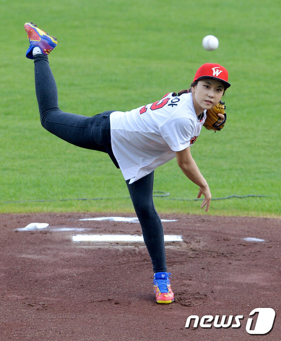 (인천=뉴스1) 이동원 기자 = '연예인 야구선수' 박지아(23)가 9일 오후 인천 문학야구장에서 열린 '2015 타이어뱅크 KBO 프로야구' SK와이번스와 nc다이노스의 경기에서 …