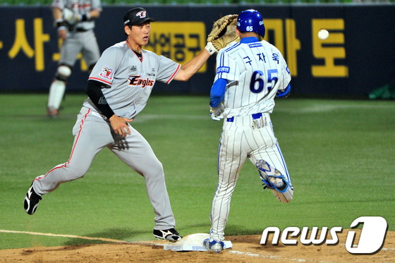 (대구=뉴스1) 최창호 기자 = 9일 오후 대구시민야구장에서 열린 '2015 타이어뱅크 KBO 프로야구' 삼성라이온즈와 한화 이글스 경기 6회말 2사 삼성 구자욱이 내야 안타로 1 …