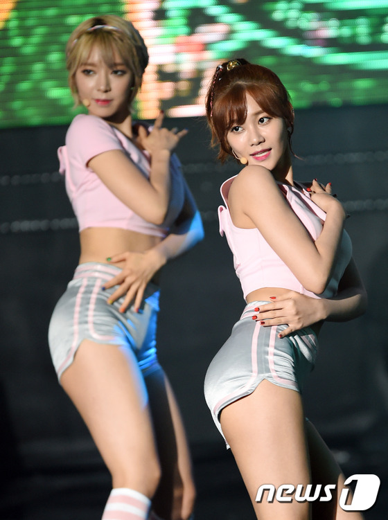 (서울=뉴스1스포츠) 권현진 기자 = '심쿵 무대'AOA 초아, 유나(오른쪽)가 30일 오후 서울 상암동 SBS프리즘타워에서 생방송으로 열린 SBS MTV ‘더쇼 시즌4’(이하 더 …