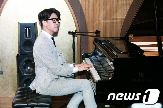 (서울=뉴스1) = 가수 정준일이 1일 오전 서울 중구 명동 가톨릭회관에서 열린 앨범 'Live' 기자간담회 & 음감회에서 포즈를 취하고 있다. 2015.7.1 스타뉴스/뉴스1