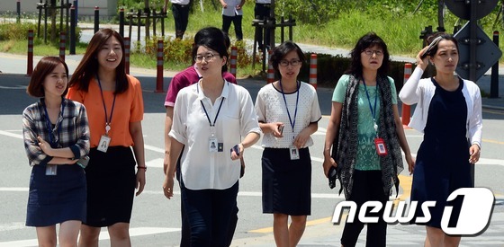 (세종=뉴스1) 장수영 기자 = 국가직 여성공무원이 최초로 30만명을 돌파하며 전체 공무원 63만 4051명 중 49%에 해당하는 31만 860명으로 집계됐다.여성 공무원들이 1일 …