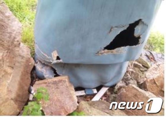 본문 이미지 - 진안군이 인삼을 홍보하기 위해 진안읍 입구에 설치한 조형물이 파손되어 있다.2015.7.1/뉴스1ⓒ News1