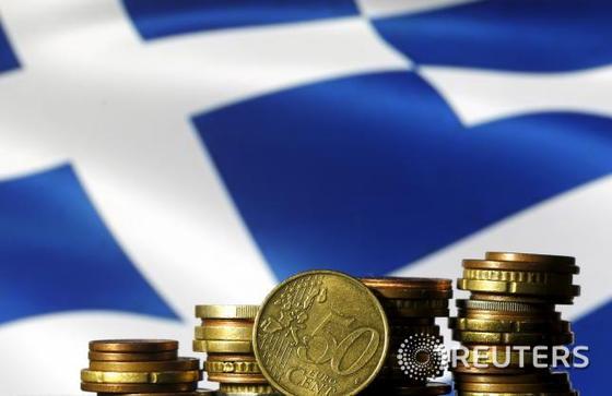 그리스 국기를 배경으로 유로화가 보이고 있다. © 로이터=뉴스1