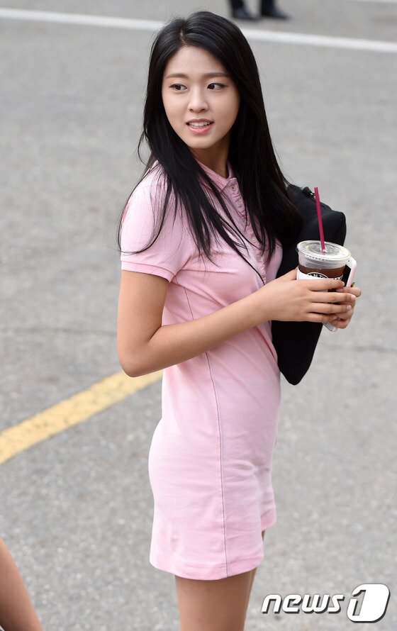 본문 이미지 - 설현이 과거 몸무게 때문에 눈물을 흘렸던 사연으로 주목받고 있다. ⓒ News1 스포츠 DB