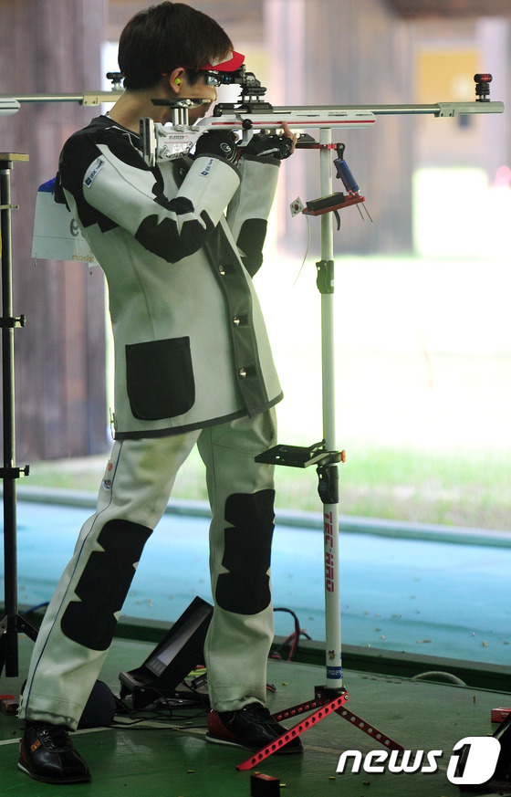 (나주=뉴스1) 윤용민 기자 = 10일 오후 나주시 전남종합사격장에서 열린 2015 광주하계유니버시아드(U대회) 남자 개인 50m 소총 3자세 사격 개인 결선에서 김현준이 타겟을 …