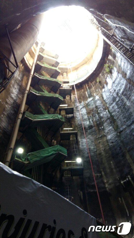 본문 이미지 - 지하 60m에서 작업이 진행되는 NS3 현장. TBM 기계를 설치하기 위해 수직구를 뚫게 된다. 공사가 마무리 되면 매립할 계획이다. ⓒ News1