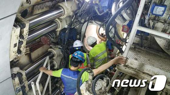 본문 이미지 - TBM 기계의 앞쪽에 있는 기밀실. 압력이 가해지는 공간이다. TBM은 굴착 전용 기계로 폭약을 사용해 발파하는 방식과 달리 회전 커터로 전단면을 파쇄해 굴진하는 첨단 기계다. ⓒ News1