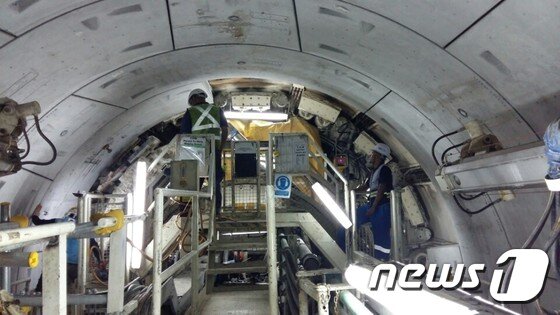 본문 이미지 - TBM이 굴착하고 간 자리를 세그먼트로 후방에서 안전하게 복공 작업을 반복하면서 터널을 축조해 나가고 있다. ⓒ News1