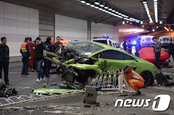본문 이미지 - 지난 4월 12일 베이징의 한 터널에서 람보르기니와 페라리가 경주를 하다가 충돌 사고가 났다. ⓒ AFP=News1