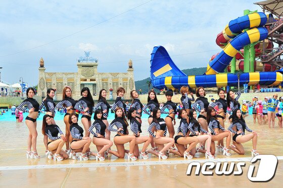 본문 이미지 - 2015 미스 섹시백 센발대회 본선을 앞두고 예선을 통과한 후보들이 11일 경북 경주시 블루원 워터파크에서 수영복 촬영을 하고 있다. 2015.7.11/뉴스1 ⓒ News1 최창호 기자