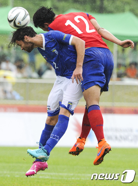 (광주=뉴스1) 황희규 기자 = 11일 오후 전남 영광군 영광스포티움 축구장에서 열린 2015 광주하계유니버시아드대회 한국과 브라질의 4강 축구경기에서 연제운이 상대선수와 공중볼을 …