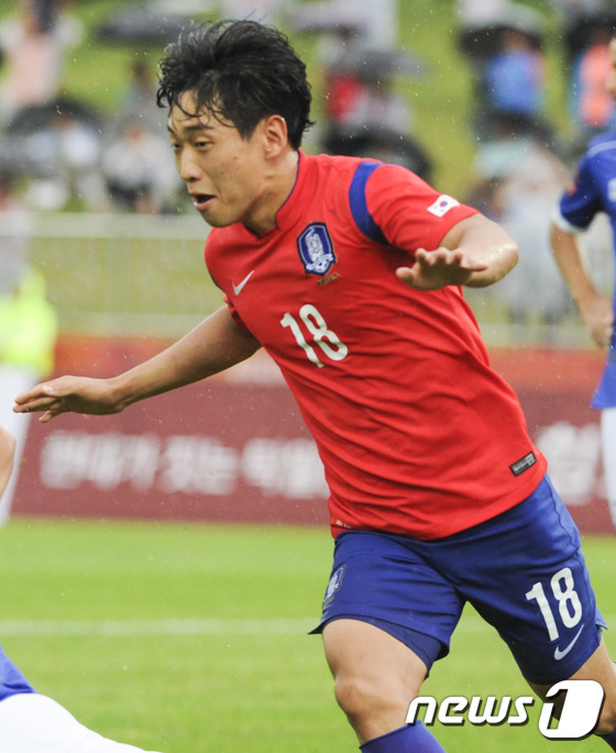 (광주=뉴스1) 황희규 기자 = 11일 오후 전남 영광군 영광스포티움 축구장에서 열린 2015 광주하계유니버시아드대회 한국과 브라질의 4강 축구경기에서 이현성이 후반 55분 첫번째 …