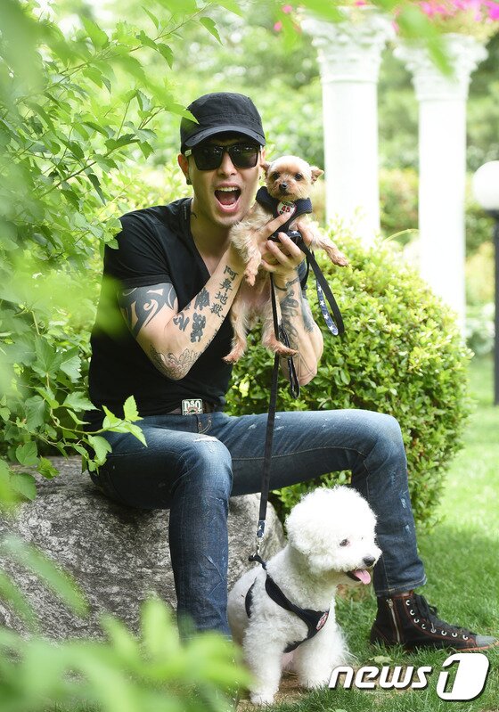 본문 이미지 - 이혁이 강아지들과 포즈를 취했다ⓒ News1스포츠/ 권현진 기자