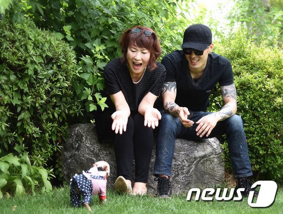 본문 이미지 - 새벽이가 재롱을 부리고 있다.ⓒ News1스포츠/ 권현진 기자