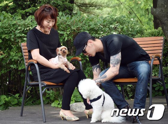 본문 이미지 - 이혁이 숑이의 상태를 살피고 있다.ⓒ News1스포츠/ 권현진 기자