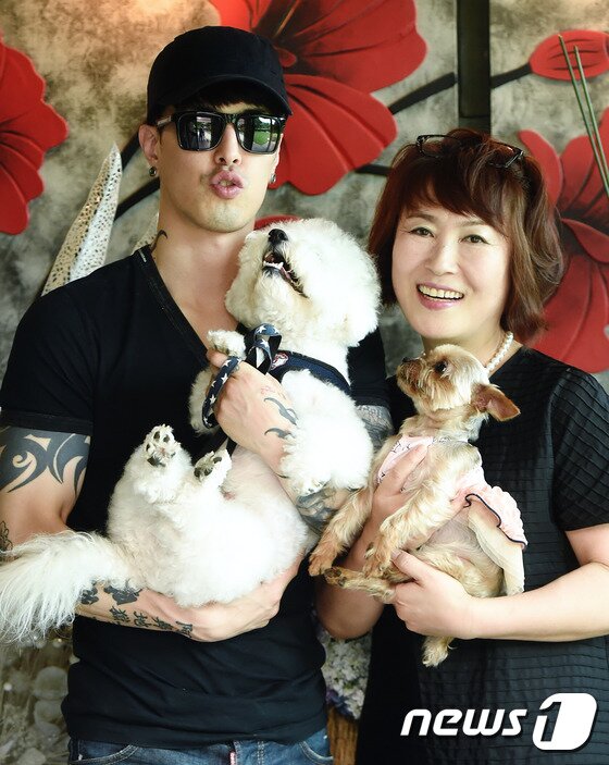 본문 이미지 - 네 식구가 함께 포즈를 취했다.ⓒ News1스포츠/ 권현진 기자