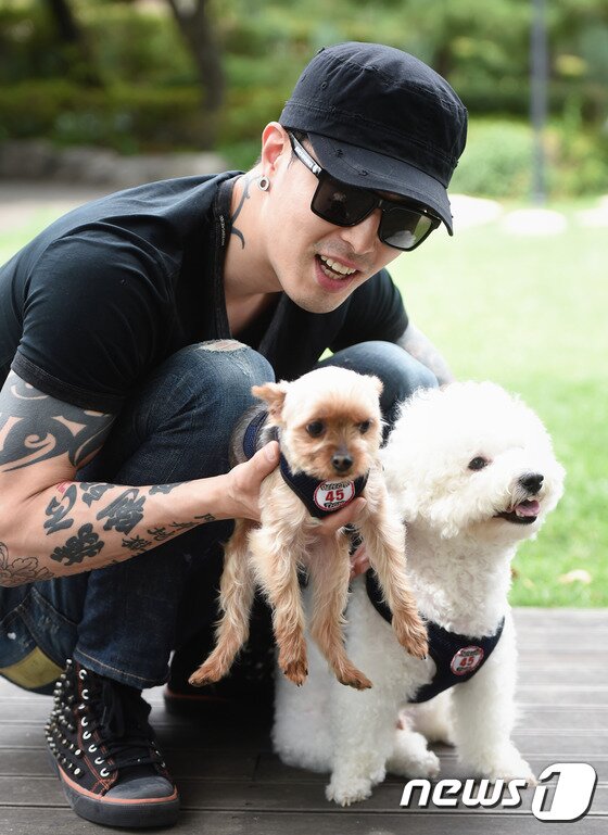 본문 이미지 - 이혁이 강아지들과 포즈를 취했다.ⓒ News1스포츠/ 권현진 기자