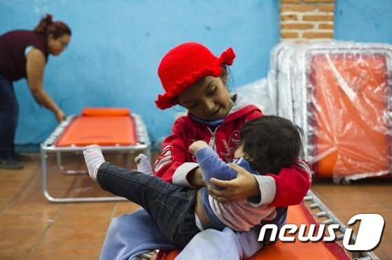 본문 이미지 - 11일(현지시간) 멕시코 콜리마 화산 분화로 반경 12㎞ 내에 거주하는 주민 800여명이 인근에 마련된 대피소로 긴급 피난했다.ⓒ AFP=뉴스1
