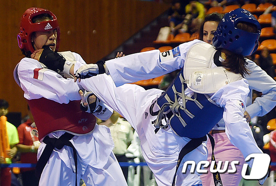 (광주=뉴스1) 윤용민 기자 = 12일 오후 광주 동구 조선대학교 체육관에서 열린 2015 광주하계유니버시아드(U대회) 태권도 여자 -53kg급 준결승에서 한국의 김민정(청)이 인 …